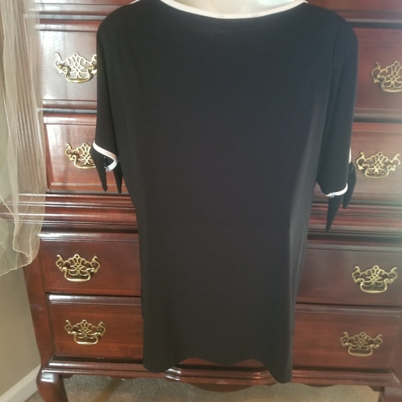 NEW Vince Camuto Black top with white trim and split sleeves - M - Picture 3 of 6